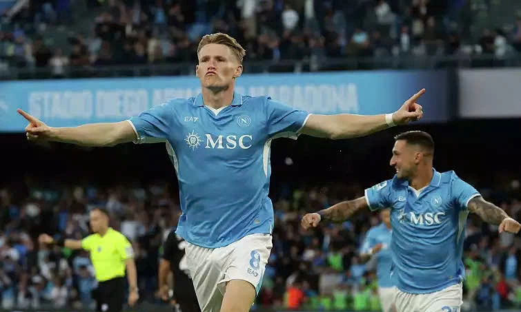 Cựu cầu thủ MU tỏa sáng, giúp Napoli giành Scudetto trong khi Quỷ Đỏ trắng tay
