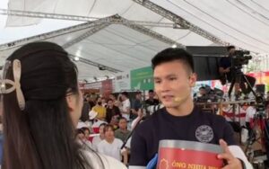 Chu Thanh Huyền Thể Hiện Tình Yêu và Sự Bảo Vệ Khi Quang Hải Bị Fan Nữ Vây Kín