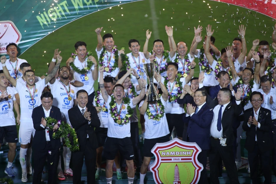 Bầu Đức: Kiến trúc sư làm mới V-League